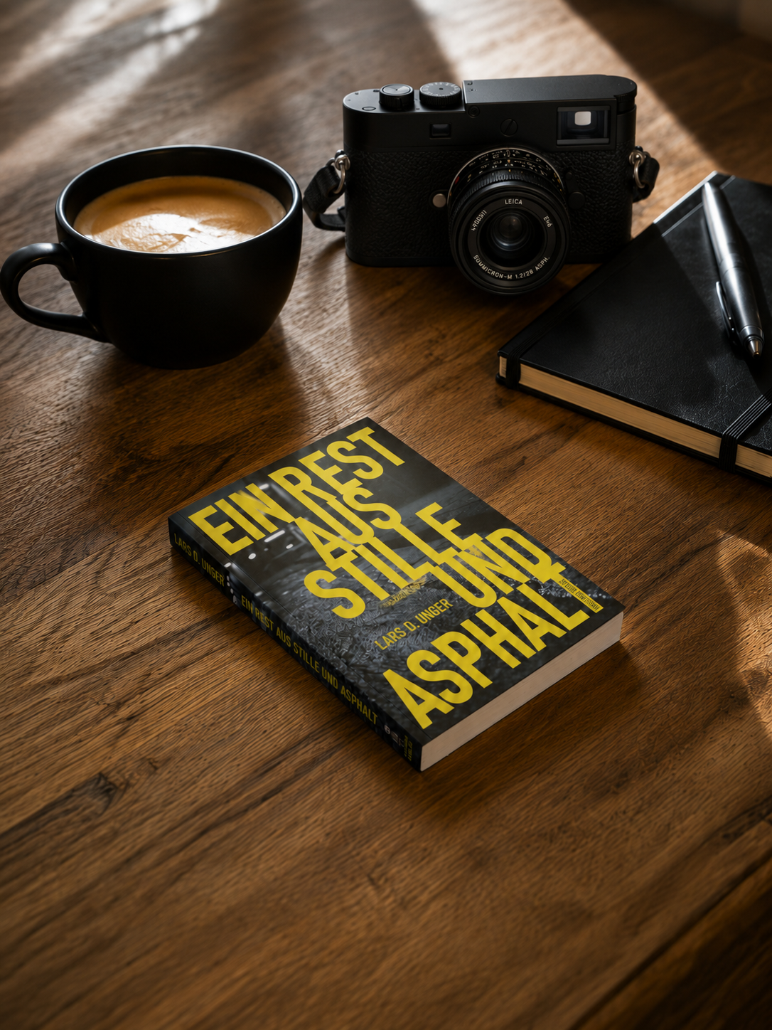 Ein Rest aus Stille und Asphalt mit Kamera und Notizbuch